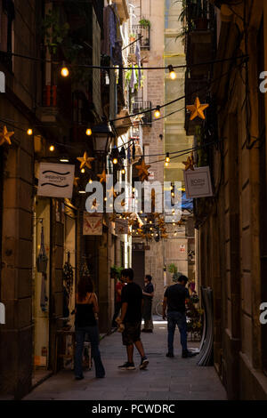 Schmale Fußgängerzone im Barri Gòtic, das Gotische Viertel mit Kunsthandwerksläden, Barcelona, Spanien Stockfoto