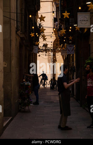 Schmale Fußgängerzone im Barri Gòtic, das Gotische Viertel mit Kunsthandwerksläden, Barcelona, Spanien Stockfoto