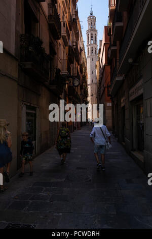 Schmale Straße die zum Esglasia de Santa Maria del Mar im Gotischen Viertel Barri Gotic, Barcelona, Spanien Stockfoto