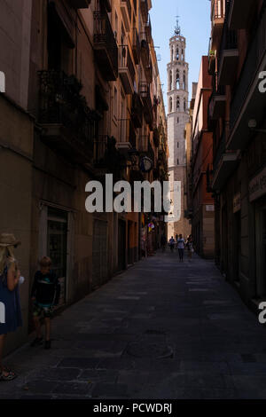 Schmale Straße die zum Esglasia de Santa Maria del Mar im Gotischen Viertel Barri Gotic, Barcelona, Spanien Stockfoto