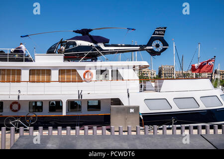 Hubschrauber auf dem oberen Deck einer großen Yacht in der Marina, Hafen geparkt, in Barcelona, Spanien Stockfoto