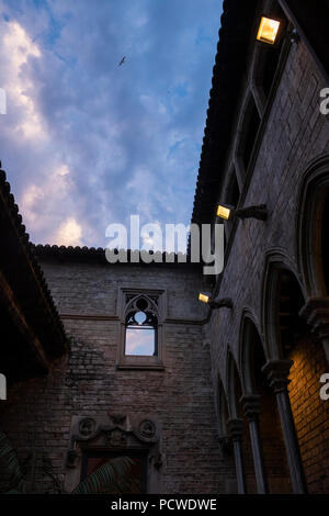 Abend Himmel durch die offene Terrasse der Picasso Museum in Barcelona, Spanien Stockfoto