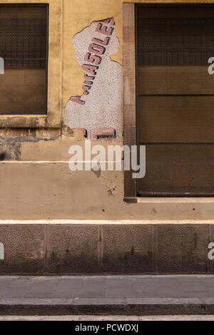 Abblätternden Putz zeigt das Wort Parasoles an einer Wand in der Carrer Valldonzella, Barcelona, Spanien Stockfoto