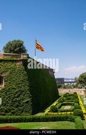 Montjuic Castle auf der Montanya de Montjuic mit der katalanischen Flagge, Barcelona, Spanien Stockfoto