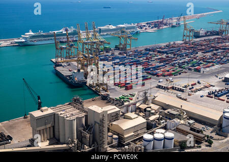 Luftaufnahme der Handelshafen mit Containerdepot und Kreuzfahrtschiffe, Barcelona, Spanien Stockfoto