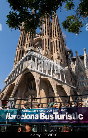 Top tour bus vorbei an der Sagrada Familia in Barcelona, Spanien öffnen Stockfoto