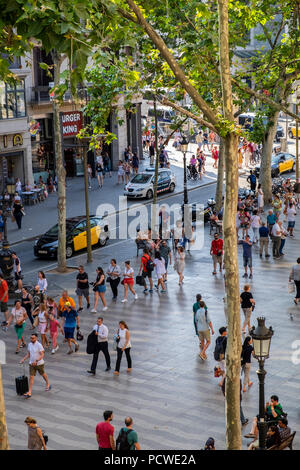 Mit Blick auf die Rambla von einem Hotel Balkon in Barcelona, Spanien Stockfoto