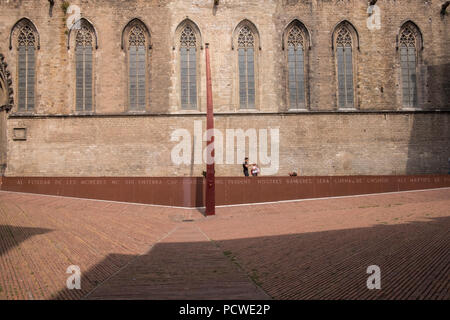 Ewige Flamme Denkmal an der Esglesia de Santa Maria del Mar, Barcelona, Spanien Stockfoto