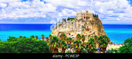 Santa Maria dell isola, beeindruckende Kathedrale in Tropea, Kalabrien, Italien. Stockfoto