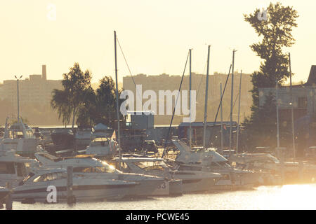 Marine mit Motor- und Segelboote im Abendlicht Stockfoto
