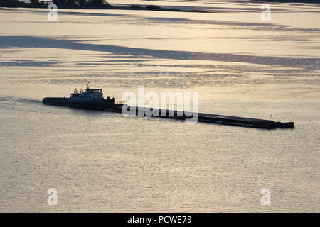 Schiff und Schiff segeln auf dem Fluss Stockfoto