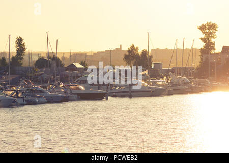 Marine mit Motor- und Segelboote im Abendlicht Stockfoto
