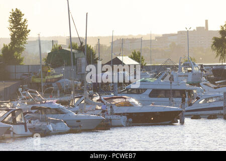 Marine mit Motor- und Segelboote im Abendlicht Stockfoto