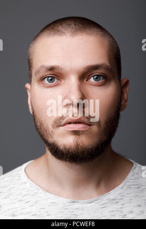 Das Portrait des jungen bärtigen Mann Stockfoto