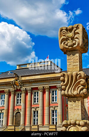 Potsdam, Deutschland - Kunst im öffentlichen Raum in der Innenstadt von Potsdam - Dekorative Post Meile Säule vor der ehemaligen Stadtschlosses. Stockfoto