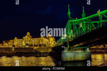 Die Brücke in Budapest mit den Art Nouveau Stil historische Gebäude von Gellert Spa am Ufer der Donau in Budapest, Ungarn, an nignt Stockfoto