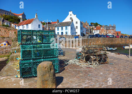 Hummer Töpfe auf dem Kai in Crail Fischerdorf und Hafen, Fife, Schottland Stockfoto