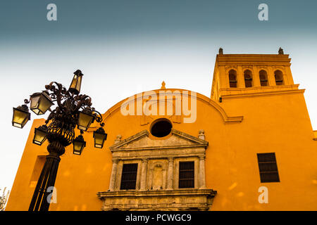 Cartagena, Kolumbien. April 2018. Ein Blick auf die Kirche von Santo Domingo in Cartagena, Kolumbien. Stockfoto