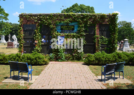 Jenseits der Reben ist ein Chicago Cubs themed Columbarium, bei der sich die Lüfter in einem Ziegelstein outfield Wand mit Efeu und Sitze vom Wrigley Field interniert werden können Stockfoto