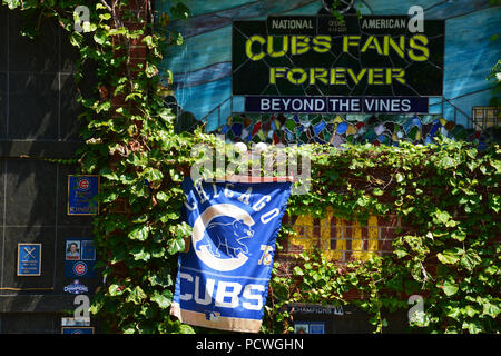 Jenseits der Reben ist ein Chicago Cubs themed Columbarium, bei der sich die Lüfter in einem Ziegelstein outfield Wand mit Efeu und Sitze vom Wrigley Field interniert werden können Stockfoto