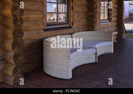 Nahaufnahme der weißen Sofas auf Haus Terrasse anmelden. Konzept der ökologischen Bauweise zu Hause Stockfoto