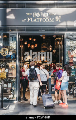 Menschen, die von Harry Potter shop von 9 3/4 Plattform in King's Cross Station, Londons, Station, wo die Schüler von Hogwarts Schule Fang den Hogwarts Express. Stockfoto