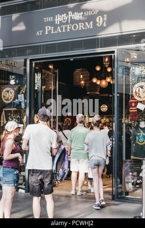 Menschen, die von Harry Potter shop von 9 3/4 Plattform in King's Cross Station, Londons, Station, wo die Schüler von Hogwarts Schule Fang den Hogwarts Express. Stockfoto