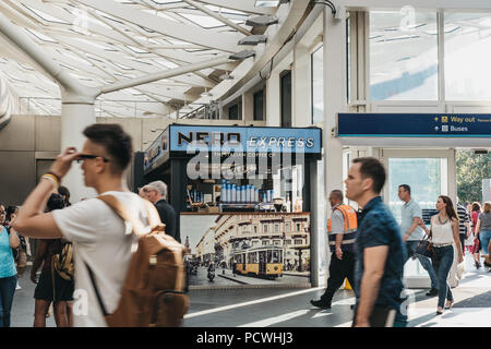 Die Menschen wandern vor Cafe Nero stall in King's Cross Station, einem der größten Bahnhöfe in London und ein bedeutender Verkehrsknotenpunkt. Stockfoto