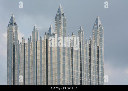 Ein Blick auf den oberen Abschnitt eines der neugotischen Stil Gebäude am PPG Place, Pittsburgh, Pennsylvania, USA Stockfoto