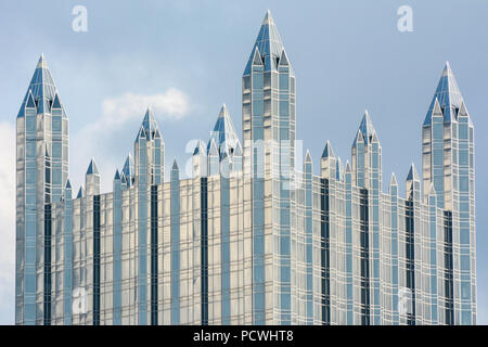 Ein Blick auf den oberen Abschnitt eines der neugotischen Stil Gebäude am PPG Place, Pittsburgh, Pennsylvania, USA Stockfoto