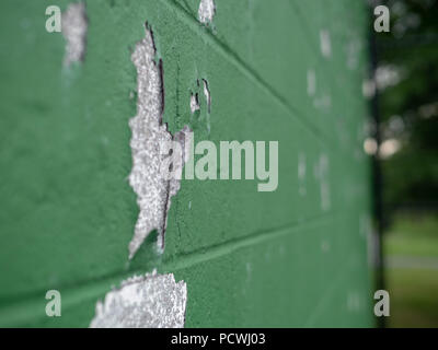 Schräger Blick auf die Farbe blätterte ab, der grüne Wand im Freien Stockfoto