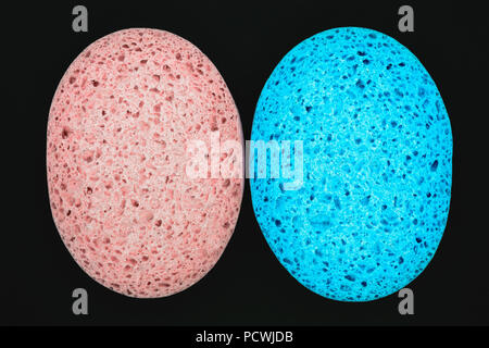 Rosa und Blaue Schwamm auf schwarzem Hintergrund Oberfläche isoliert Stockfoto