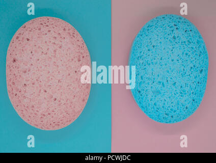 Rosa Schwamm auf blauem Hintergrund und blauen Schwamm auf rosa Hintergrund Oberfläche Stockfoto