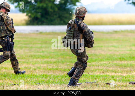 FELDKIRCHEN/Deutschland - Juni 9, 2018: Deutscher Soldat auf einer Übung am Tag der offenen Tür am Tag der Bundeswehr in Feldkirchen Stockfoto