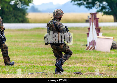 FELDKIRCHEN/Deutschland - Juni 9, 2018: Deutscher Soldat auf einer Übung am Tag der offenen Tür am Tag der Bundeswehr in Feldkirchen Stockfoto