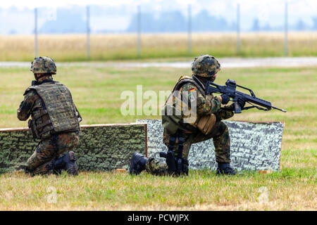 FELDKIRCHEN/Deutschland - Juni 9, 2018: Deutscher Soldat auf einer Übung am Tag der offenen Tür am Tag der Bundeswehr in Feldkirchen Stockfoto