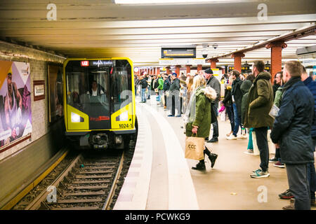 BERLIN, DEUTSCHLAND - 29.Oktober 2016: Deutsche und Ausländer reisende Passagiere warten auf die U-Bahn Von Berlin Hauptbahnhof Bahnhof in Berl Stockfoto