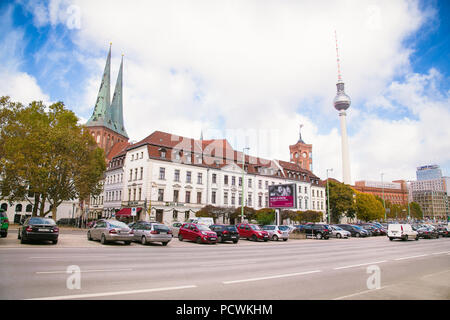 BERLIN, DEUTSCHLAND - 30.Oktober 2016: Spandauer Straße mit Rotes Rathaus und Berlinen Fernsehturn Fernsehturm in Berlin, Deutschland. Stockfoto