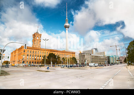 Spandauer Straße mit Rotes Rathaus und Berlinen Fernsehturn Fernsehturm in Berlin, Deutschland. Stockfoto