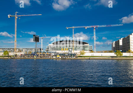 Berlin, Germany-Oct 30, 2016: Mercedes-Benz-Arena von River Side in Berlin am 30.Oktober 2016. Deutschland. Mercedes Benz Arena (offiziell: der O2 World Arena Stockfoto