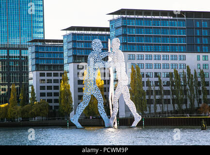 BERLIN, DEUTSCHLAND - 30.Oktober 2016: molecul Mann Skulptur am 30.Oktober in Berlin Deutschland 2016. Es ist einer in einer Reihe von Aluminium Skulpturen entworfen von Amer Stockfoto
