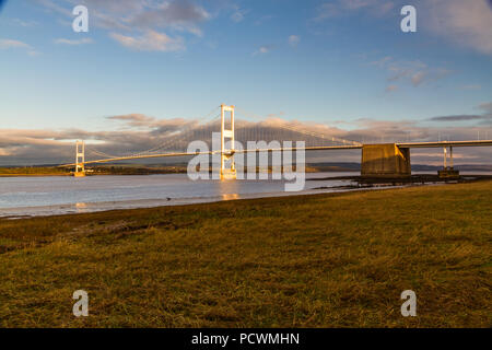 Die alte Severn Crossing (welsh Pont Hafren) Brücke von England nach Wales in den Flüssen Severn und Wye. Morgen Licht. Stockfoto