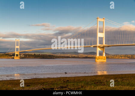 Die alte Severn Crossing (welsh Pont Hafren) Brücke von England nach Wales in den Flüssen Severn und Wye. Morgen Licht. Stockfoto