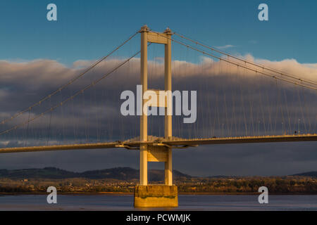 Die alte Severn Crossing (welsh Pont Hafren) Brücke von England nach Wales in den Flüssen Severn und Wye. Morgen Licht. Stockfoto