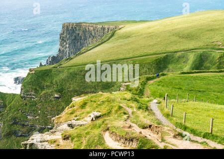 Wanderweg entlang der Klippen von Moher, Irland Stockfoto