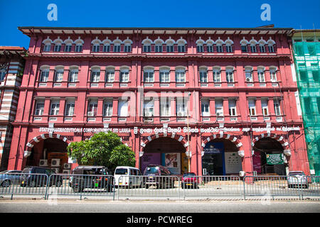 COLOMBO SRI LANKA - Dec 24, 2016: Das rote Gebäude der State Pharmaceuticals Corporation am 24. Dezember 2016. Colombo. Sri Lanka. Stockfoto