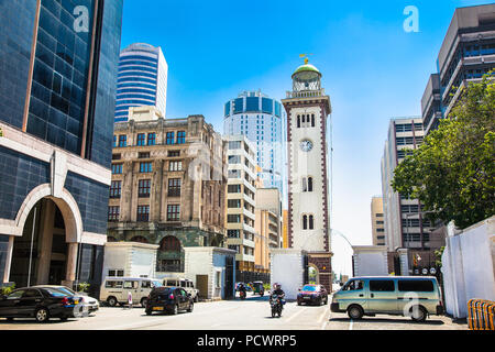 COLOMBO, Sri Lanka - Dec 24, 2016: Das historische Gebäude der Leuchtturm befindet sich heute unter den Hochhäusern von Fort und funktionieren als t Stockfoto