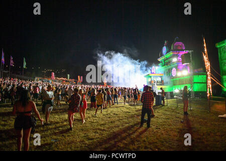 Rauch steigt aus dem DJ-Pult im Tempel Feld an Bestival am Lulworth Immobilien in Dorset. Stockfoto