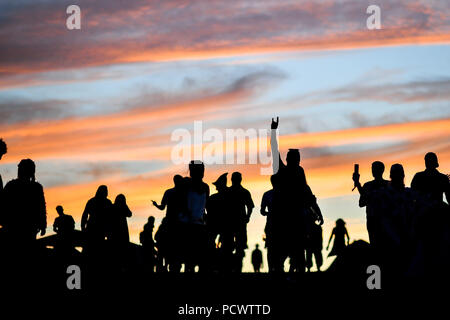 Festivalbesucher Kopf heraus bei Sonnenuntergang auf dem Campingplatz bei Bestival am Lulworth Immobilien in Dorset. Stockfoto