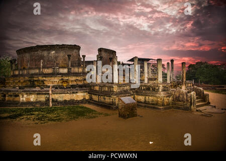 Polonnaruwa Vatadage in der Nacht ist alte Struktur Zurückgehen auf den Polonnaruwa Königreich von Sri Lanka. Stockfoto